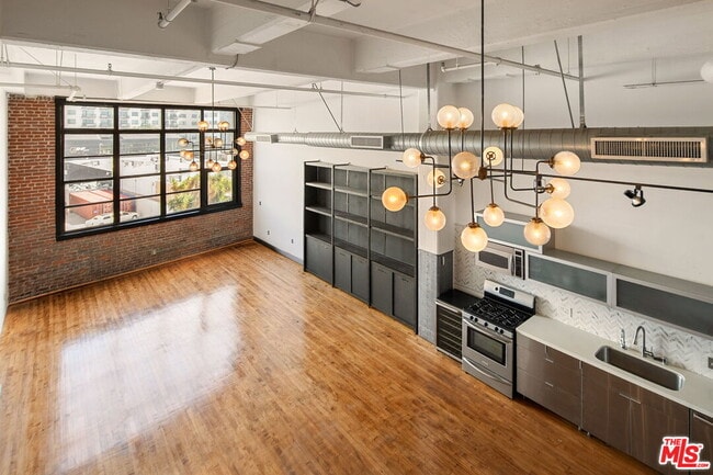 Building Photo - 1850 Industrial St Unit 305