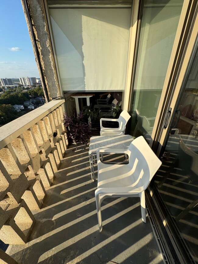 Balcón lo suficientemente grande para una mesa y sillas. - 1502 S Boulder Ave Unidad 16E