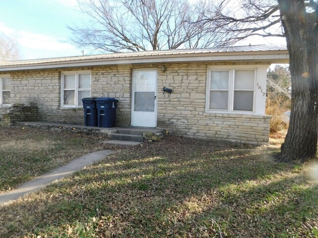 Spacious & remodeled 2 bedroom/1 bath dupl... - Spacious & remodeled 2 bedroom/1 bath dupl... House