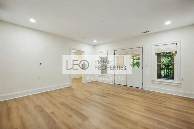 Photo - 2262 Meadowvale Dr NE