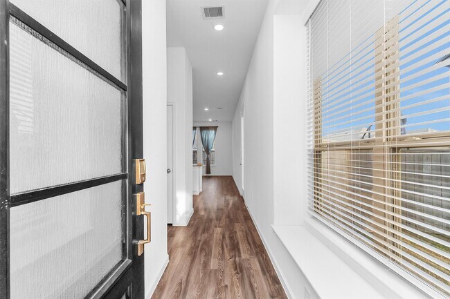 Photo - 677 Royal Arch Dr