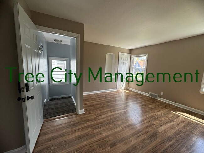 LR and entry way - 326 W Oakdale Dr