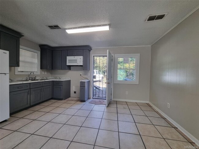 Photo - 2039 Winona Ave