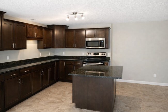 Building Photo - 633 Ontario St SE