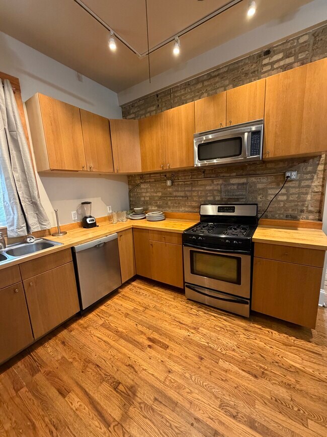 Building Photo - 1102 N California Ave Unit 2F
