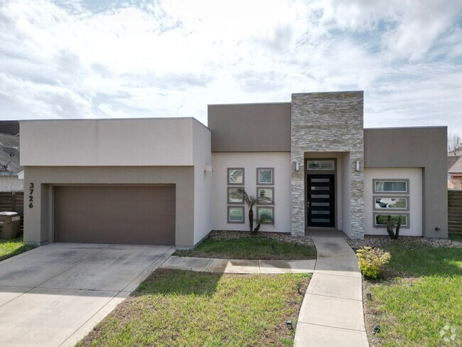 Building Photo - Beautiful 3B/2.5B In Edinburg TX Rental