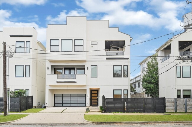 Building Photo - 707 W Clay St