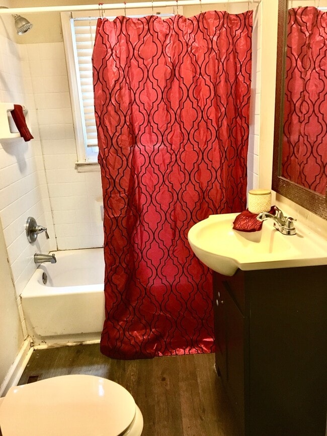 Building Photo - SPACIOUS 2 BED HOUSE!  If there was a picture of QUAINT in the dictionary, this house would be it.