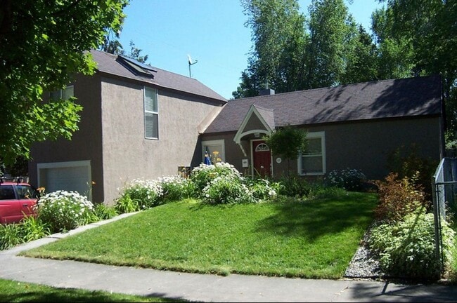 Building Photo - Beautifully Furnished 1-Bedroom Home in Ce...