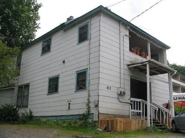 Building Photo - 823 High St Unit 201