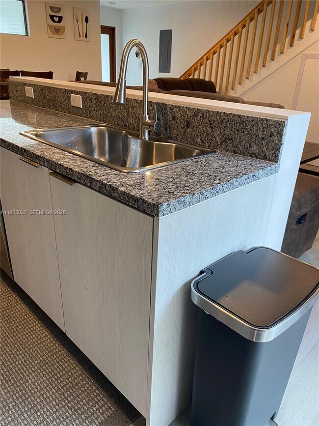 Photo - 916 NW 8th St