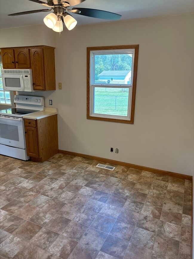 Photo - 2 Bedroom, 1.5 Bath Townhouse w/Garage in Camanche, IA