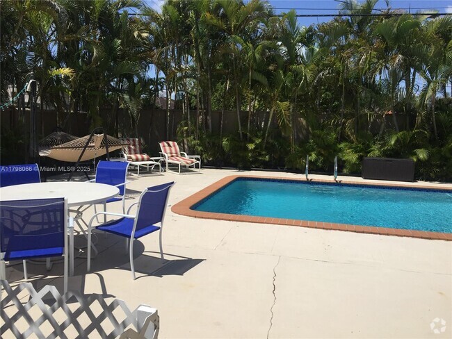 Building Photo - 6810 SW 51st St Rental