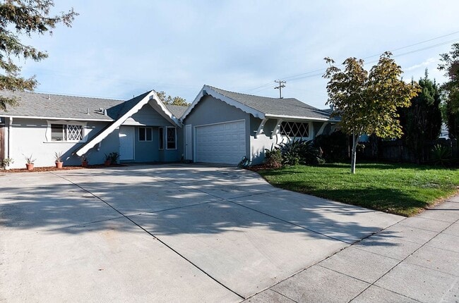 Building Photo - Excellent 4 bed 2 Bath Home in a great nei...