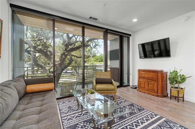 Building Photo - 900 S 1st St Unit 304