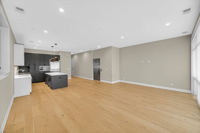 1203 W Augusta Blvd Unit 2S
