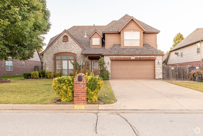 Building Photo - 5 Bed / 2.5 Bath in South Tulsa! Rental