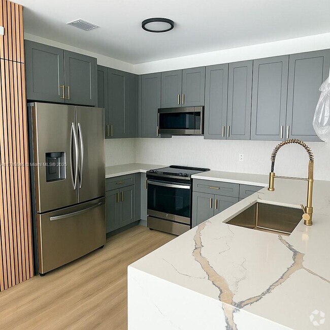 Building Photo - 2121 NW 45th St Unit b Rental
