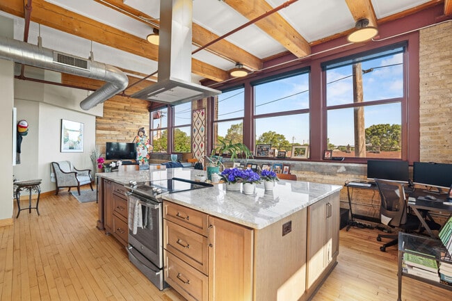 Photo - 215 W Maple St