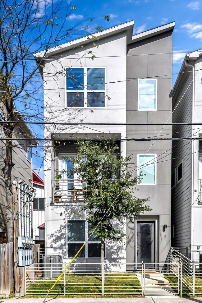 Photo - 3105 Gillespie St