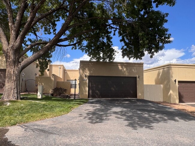 Building Photo - Spacious 2 Bedroom, 2 Bathroom, 2 Car Garage