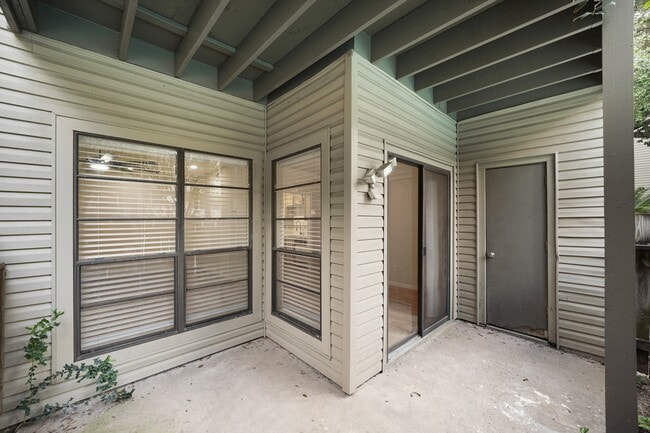 Building Photo - 9707 Richmond Ave. Unit 113 Rental