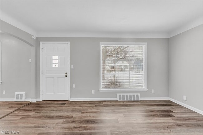 Photo - 876 E 209th St