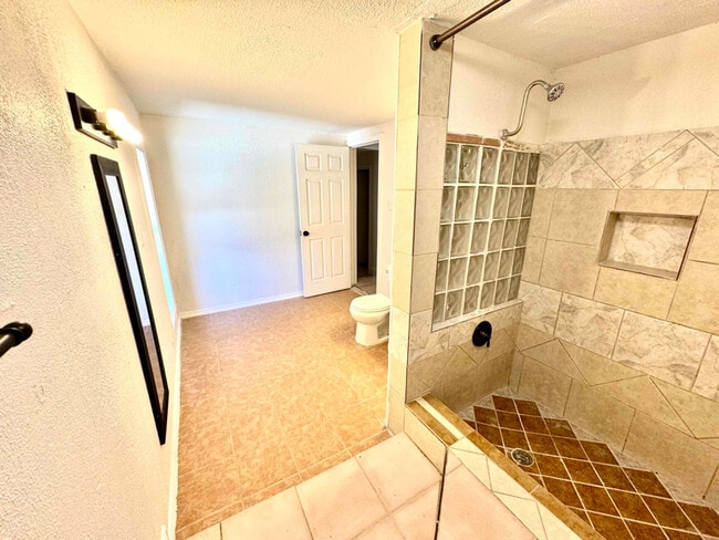 Photo - 610 Fenfield Ave