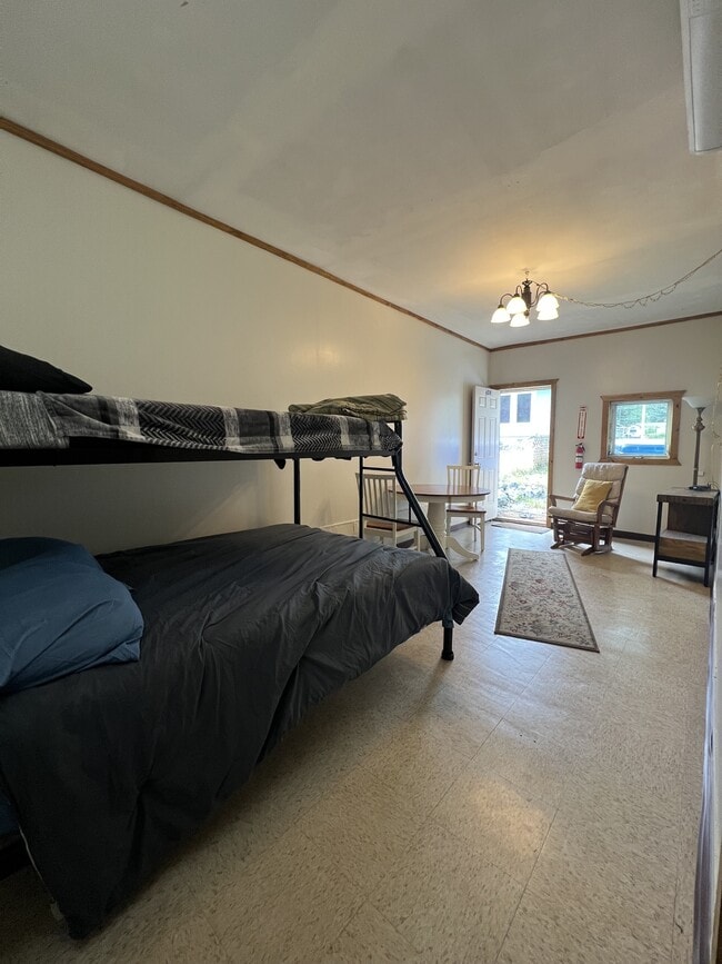 Building Photo - 608 4th Ave