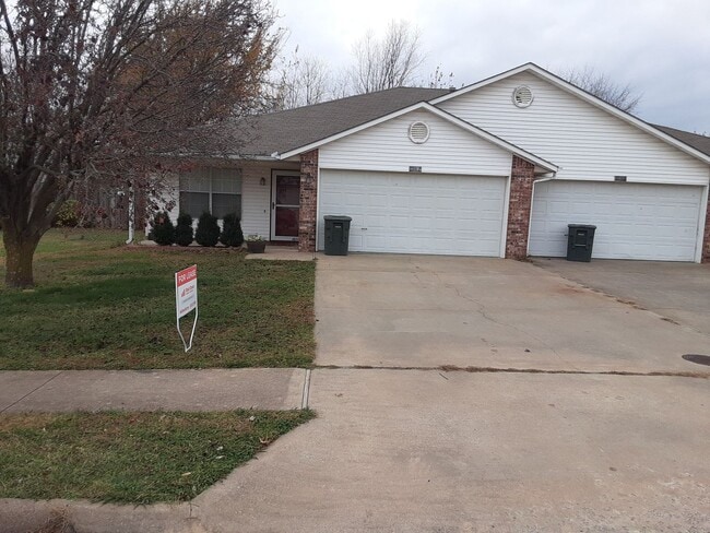Building Photo - Great Townhouse in West Fayetteville
