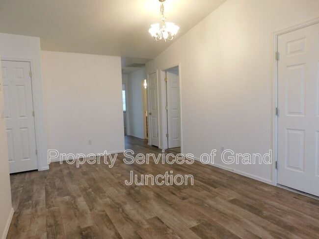 Photo - 657 Springbrook Dr