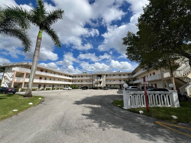 Building Photo - 4299 NW 16th St Unit 306