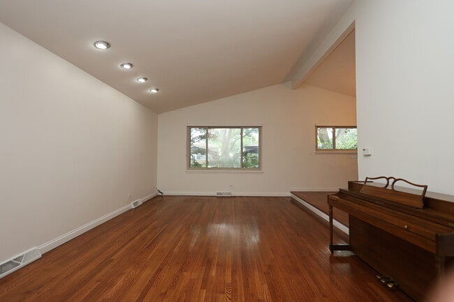 Photo - 613 Leamington Ave