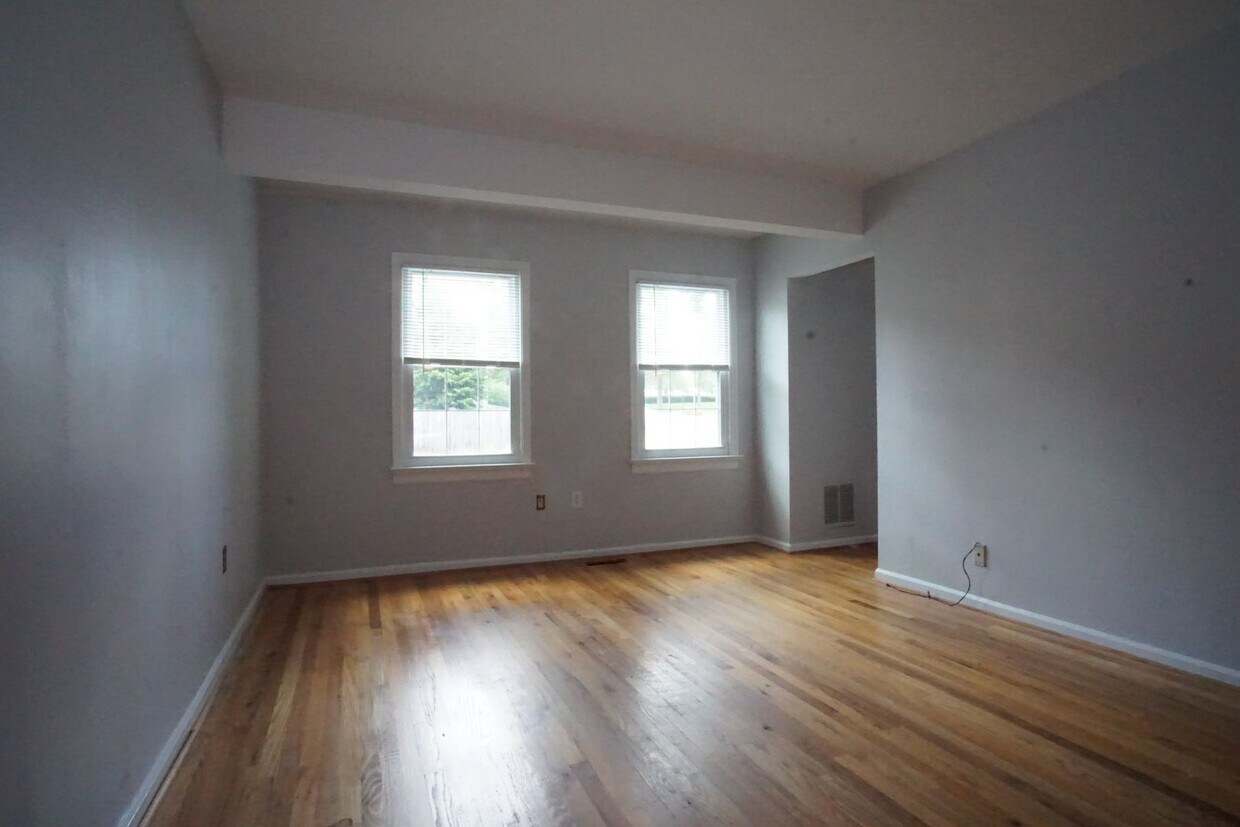 3 bedroom / 2 1/2 Bath. Close to Campus. ... - 3 bedroom / 2 1/2 Bath.  Close to Campus. ...