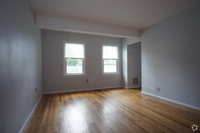 Building Photo - 3 bedroom / 2 1/2 Bath.  Close to Campus. ... Rental