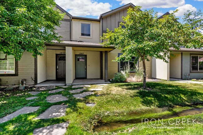 Open Floorplan Townhome with 3 suites - Open Floorplan Townhome with 3 suites