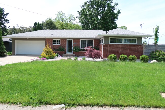 Building Photo - 929 Kenmoor Ave SE