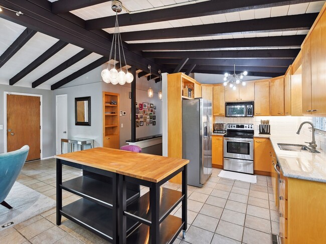 Photo - 6017 Halifax Ave S