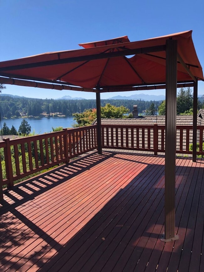 Photo - UNIQUE RAMBLER with views in Dockside at Kitsap Lake!