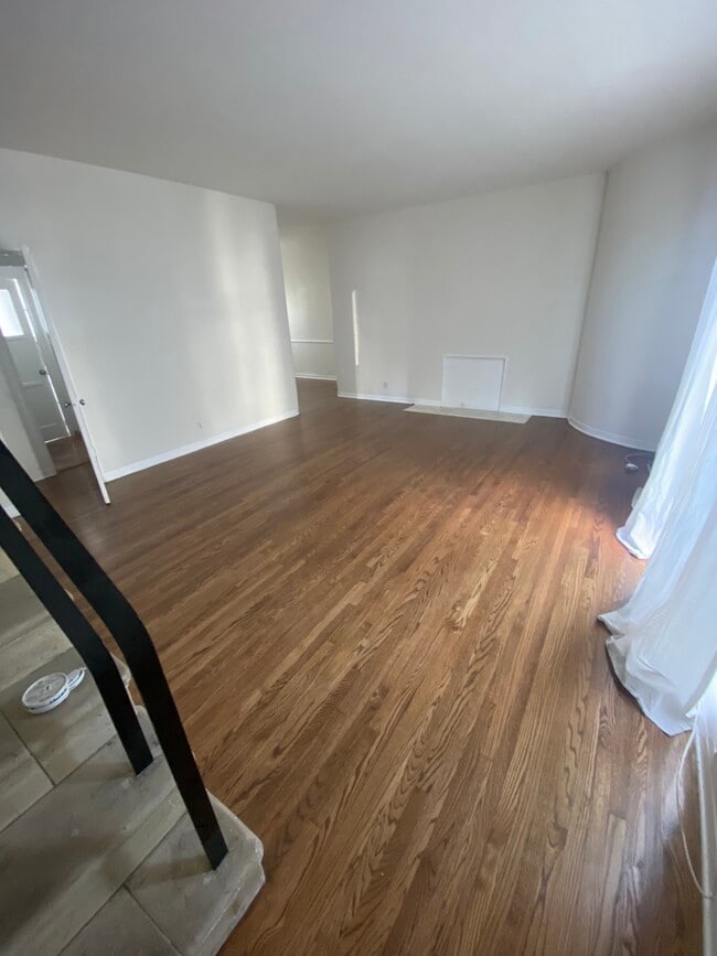 121 S Flores St