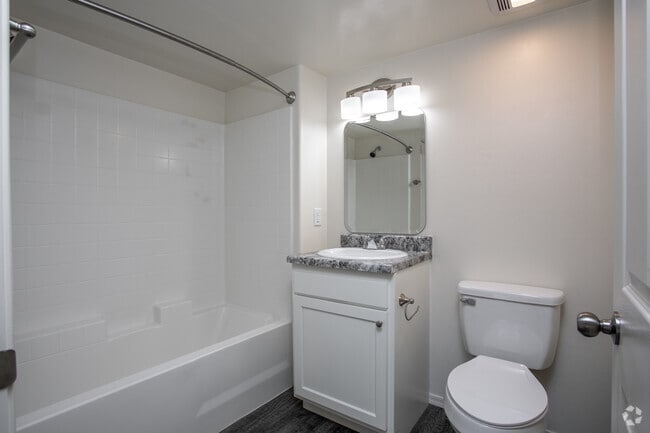 2BR, 2BA - 858 SF
