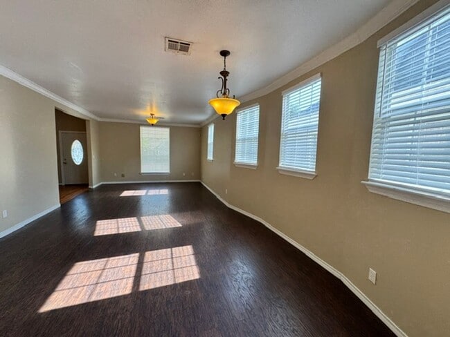 Photo - 3 bed 2.5 baths with new paint, carpet and appliances in Chickasha! ready for move in!