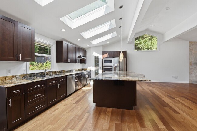 Photo - 3bd/2.5ba Bellevue Home