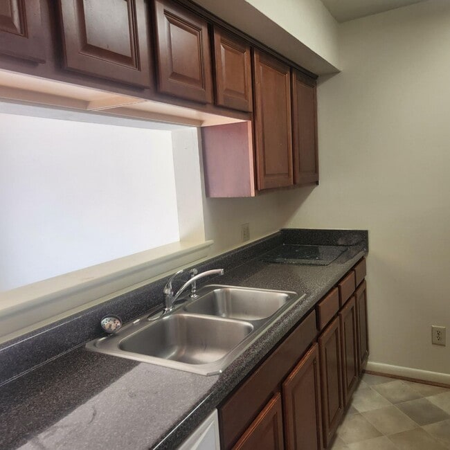 Photo - 3853 Staffordshire Ln