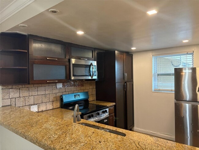 Building Photo - 5811 NW 17th Pl Unit L