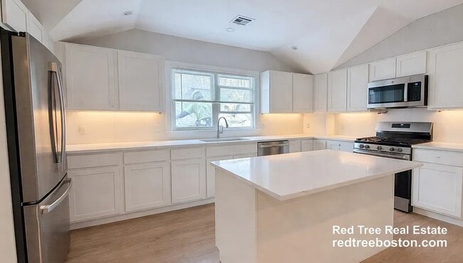 Building Photo - 28 Brooks St Unit 3