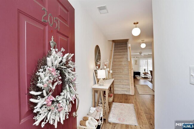 Photo - 2051 Charles