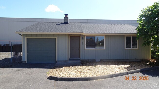 Building Photo - Newly Remodeled 3 Bedroom 1 Bathroom Ranch... Rental