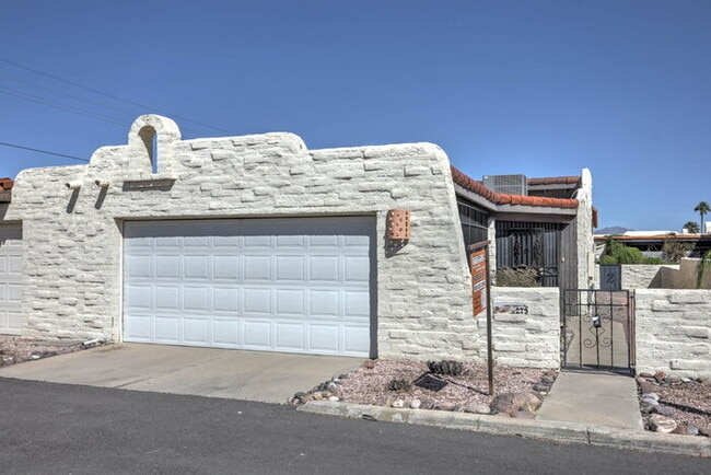 Building Photo - Townhome in non-age restricted area of Green Valley