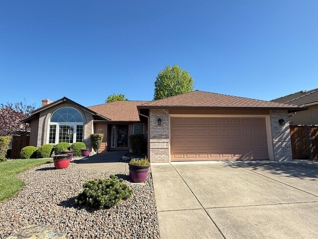 Building Photo - Immaculate 3 bedroom, 2 bath home in desirable Medford Neighborhood!